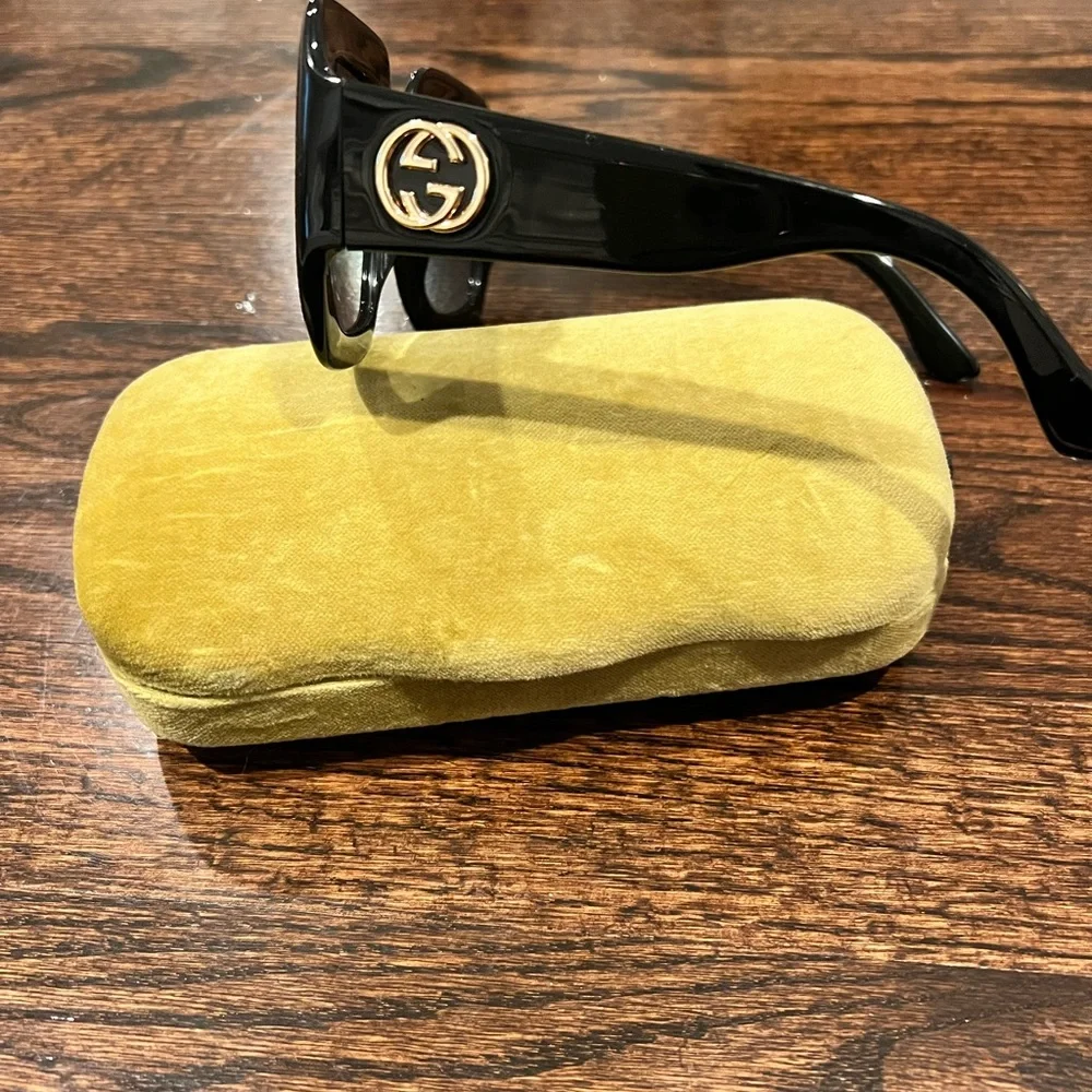 Oversized black and gold square GG gucci sunglasses - Picture 2 of 6